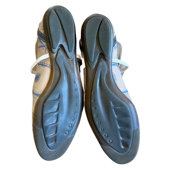 Un Tour en Ville Flats Blue and Cream With Unique Pattern Size 36 1/2 - Picture 3 of 9